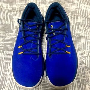 Basketball shoes